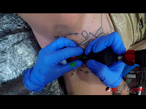 ❤️ E dashura jashtëzakonisht e bërë me tatuazhe, Sully Savage, bëri një tatuazh në klitorisin e saj ❤️ Qyrje në sq.porn-milf300.ru